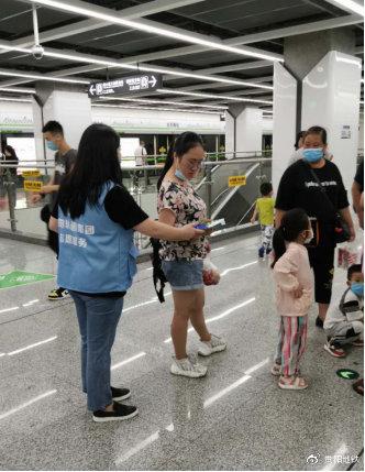 市轨道集团机关一、二支部党员在地铁车站向乘客发放全国文明城市宣传手册