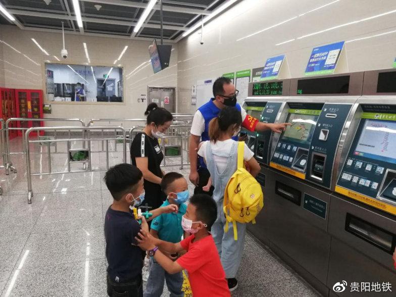 站务第三党支部党员在运营一线为乘客提供购票服务