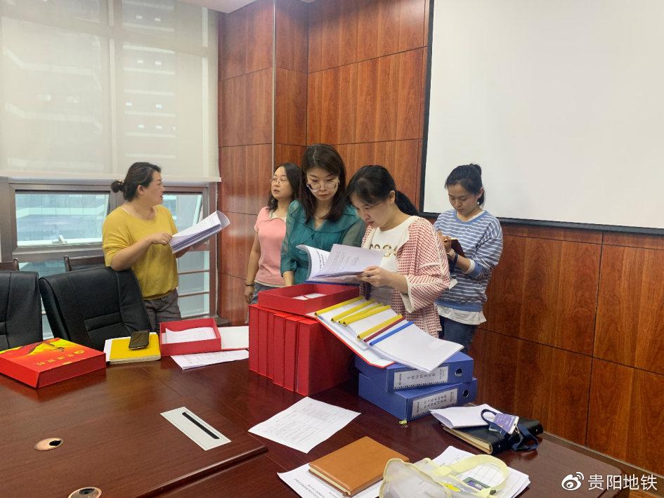 检查组在建分党总支综合党支部查阅资料