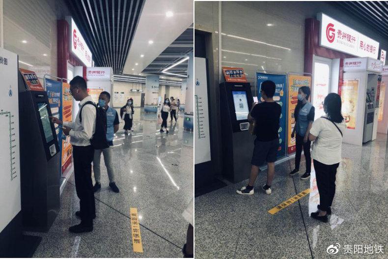 信捷科技党支部党员们为乘客指导“一应黔行”APP使用方法