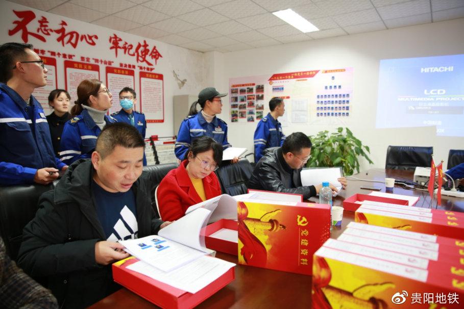 调研组在车务检修党支部参观标准化规范化建设情况