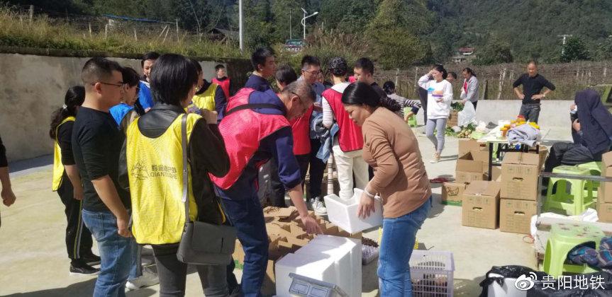 参加活动的党员干部积极选购当地农户种养的农副产品