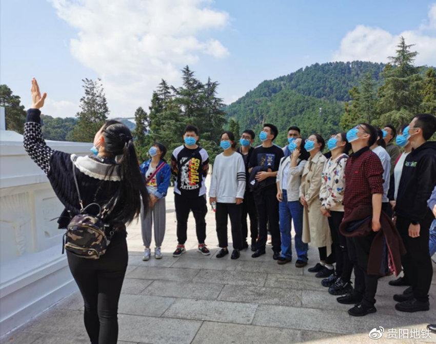 支部党员代表介绍烈士纪念碑的历史背景