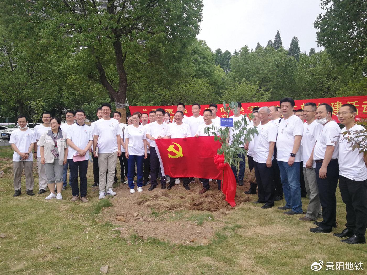参加活动的党员们共同重温入党誓词