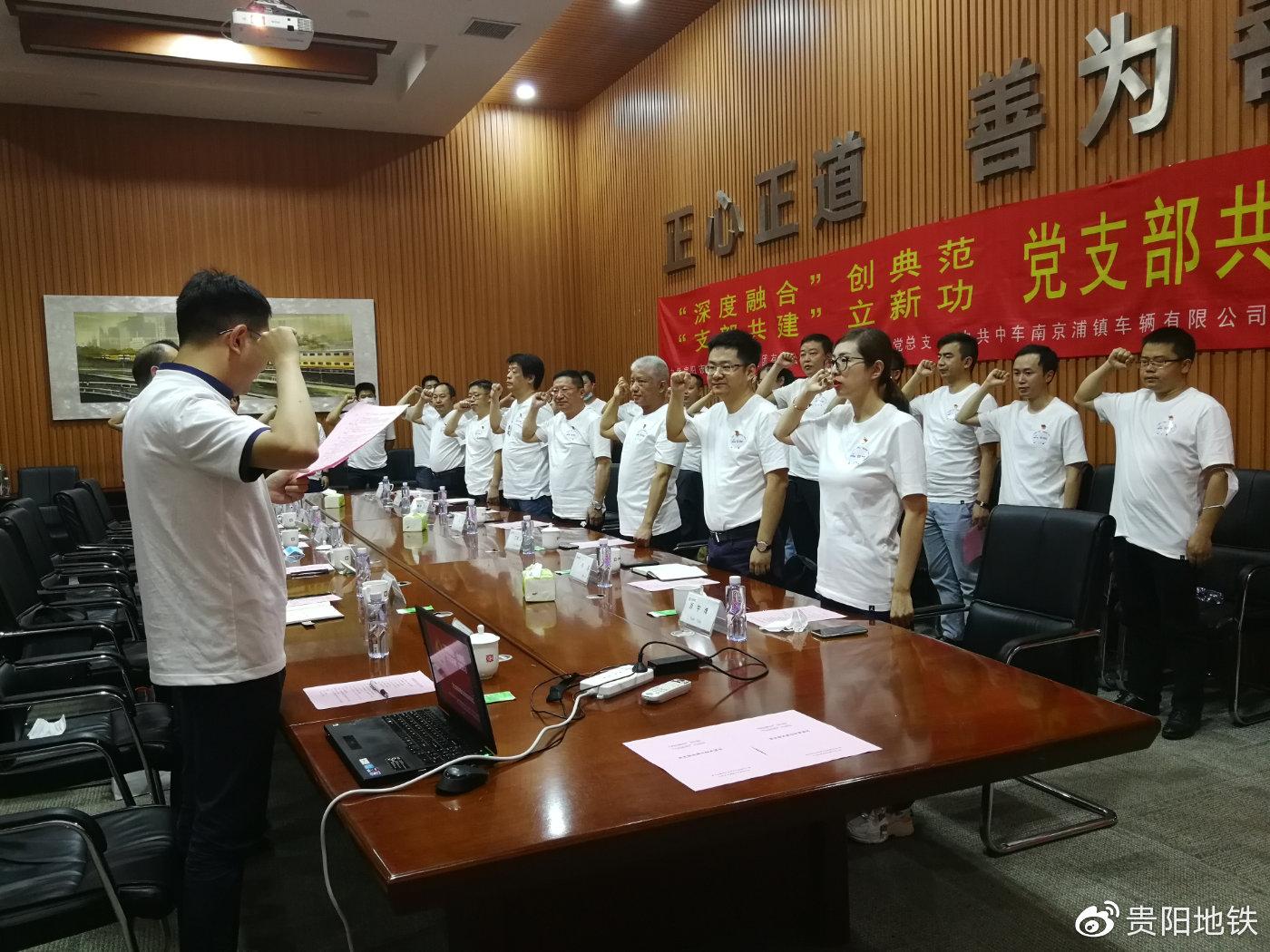共建双方共同种植了代表团结合作的共建树