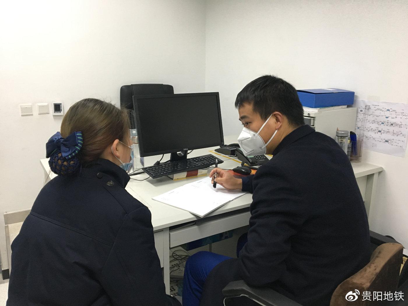 彭健与站务人员进行谈心谈话