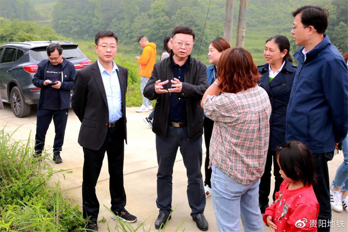 开阳县、市轨道集团负责人在辉黔村参观青釉养殖基地