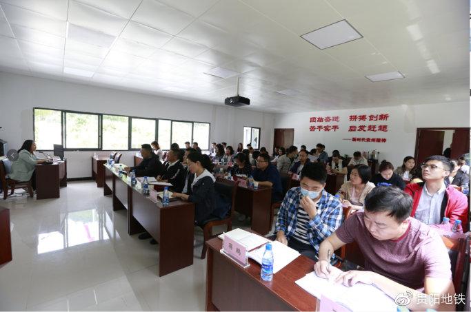 参训学员在田兴村党员干部培训基地会议室集中学习