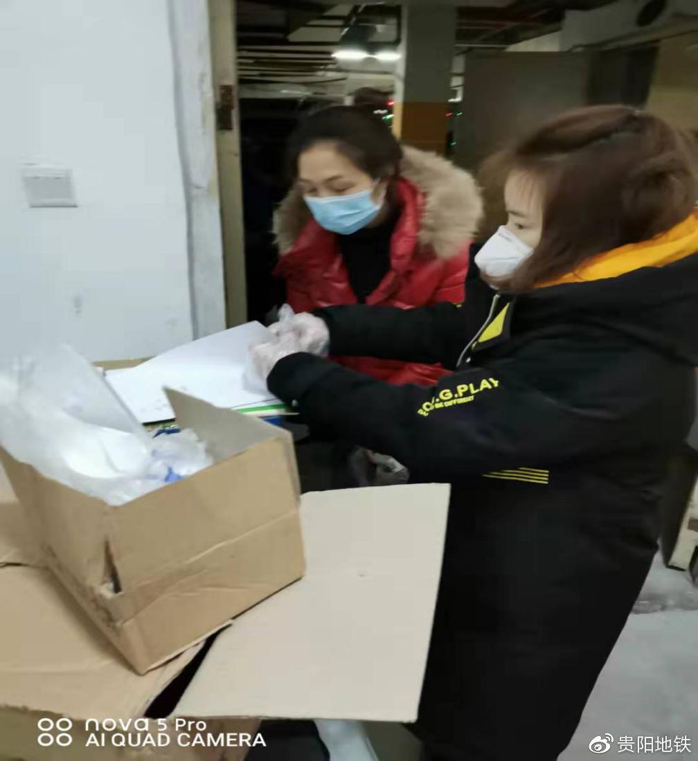 夏雪在现场为各项目派发物资