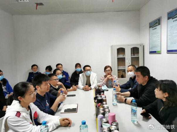 各党支部在中山西路站进行讨论交流