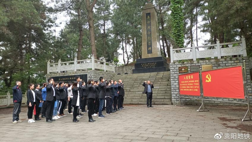 支部书记带领大家重温入党誓词