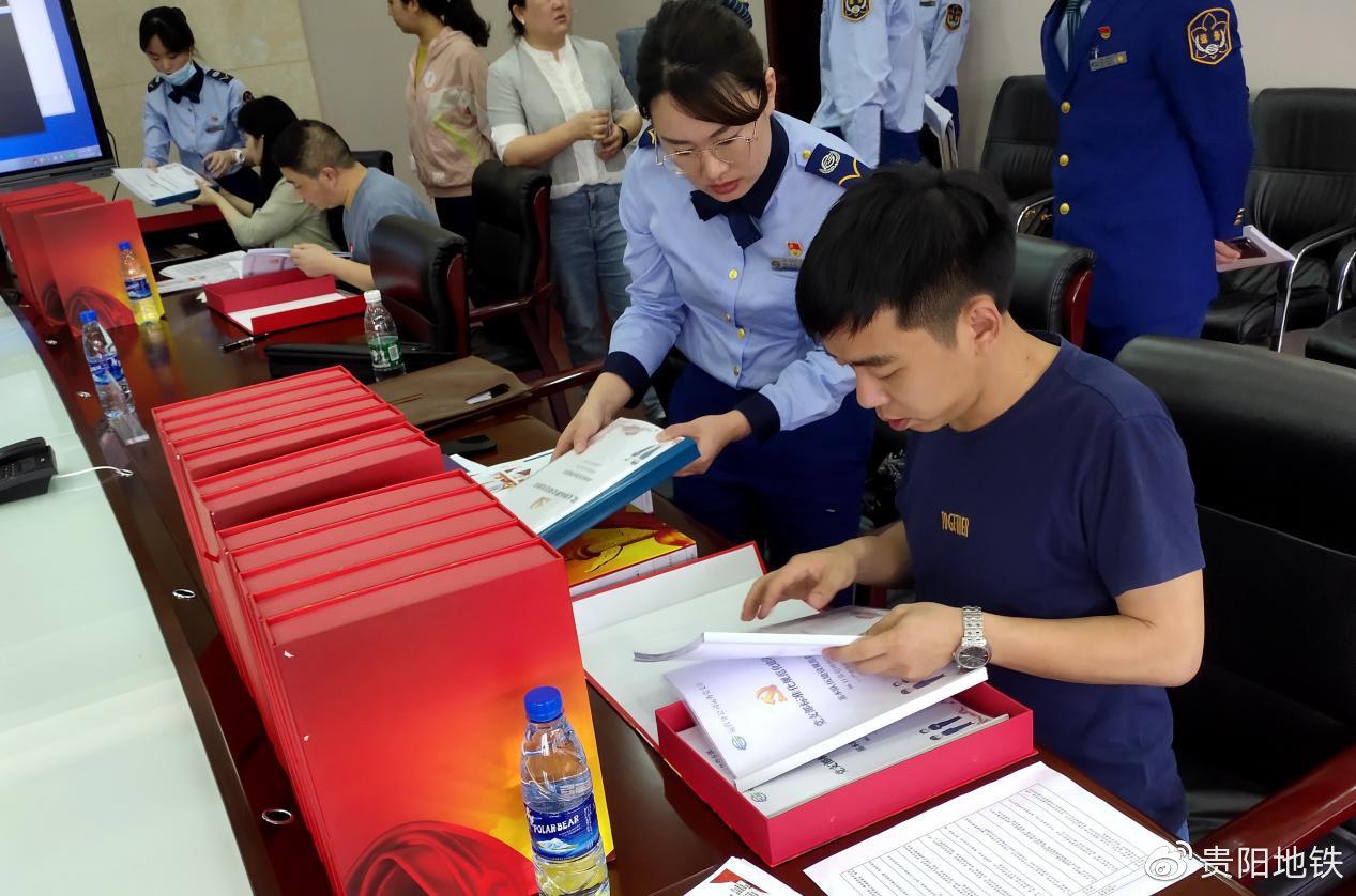 检查组查看运务党支部党建工作印证资料