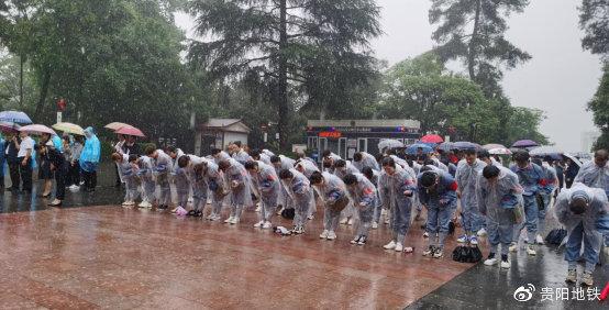 全体学员在遵义红军烈士陵园缅怀革命先烈