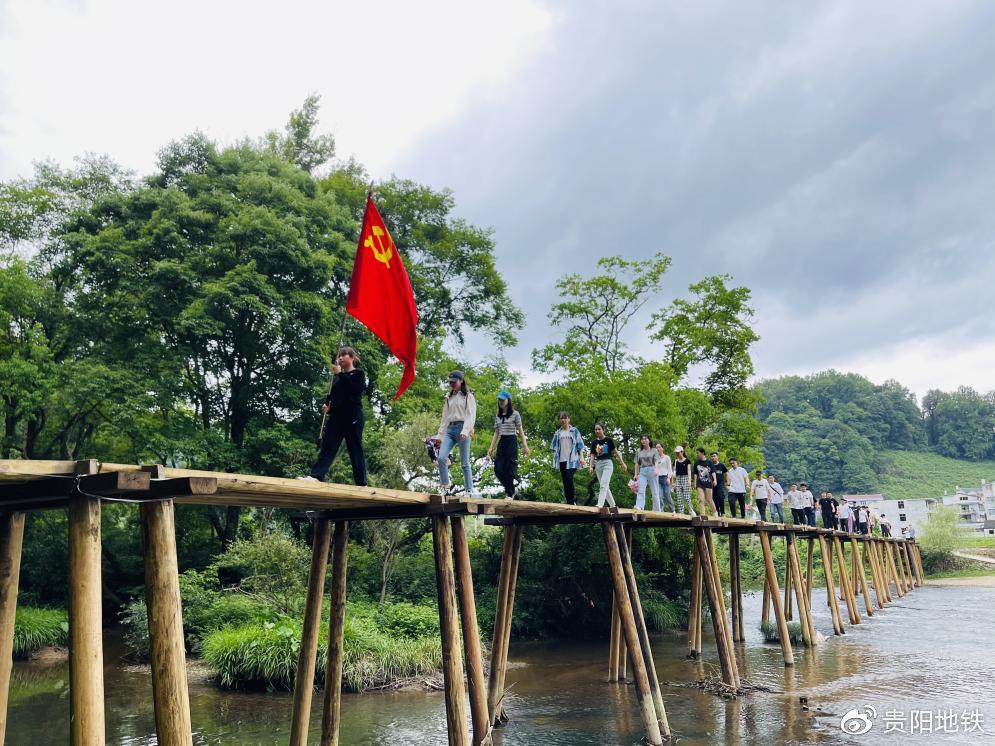 全体学员重走长征路