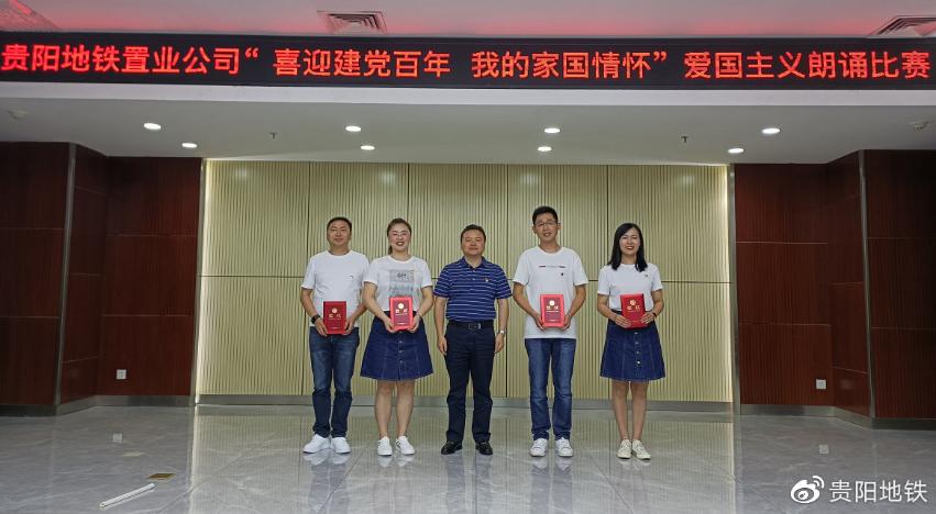 集团党委副书记、总经理王飞为获奖选手颁奖