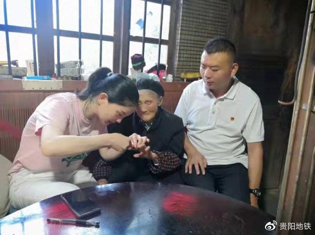 在刘禄全老师家，地铁实业党支部书记王金丽为其老母亲修剪指甲