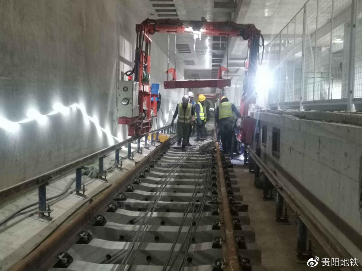 轨道2号线二期工程正式进入地下铺轨施工