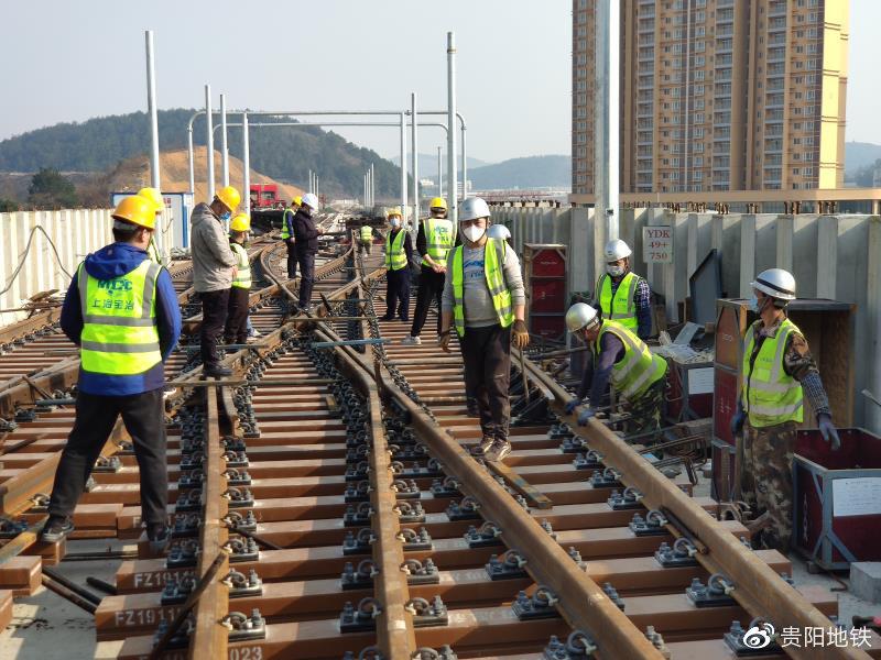 轨道2号线二期工程建设者正在进行水～终区间交叉渡线铺轨工程作业