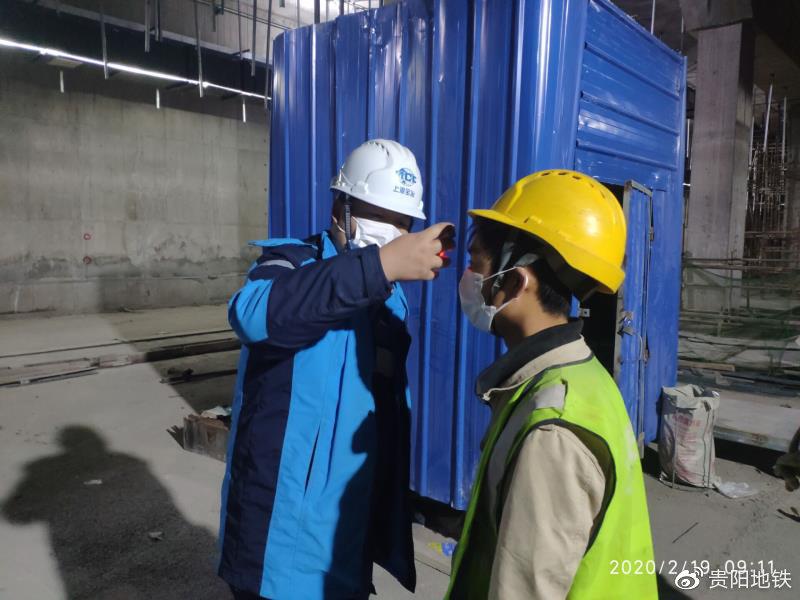 轨道2号线二期工程施工人员正在接受每日体温测量