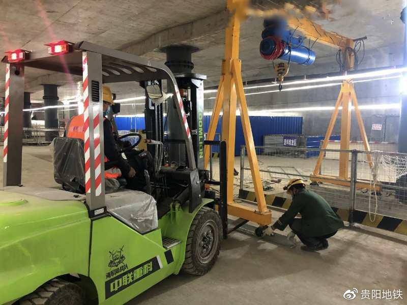 2号线一期施工人员正在开展材料吊装作业