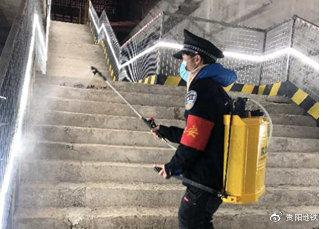 轨道2号线一期施工人员对施工现场进行消毒工作