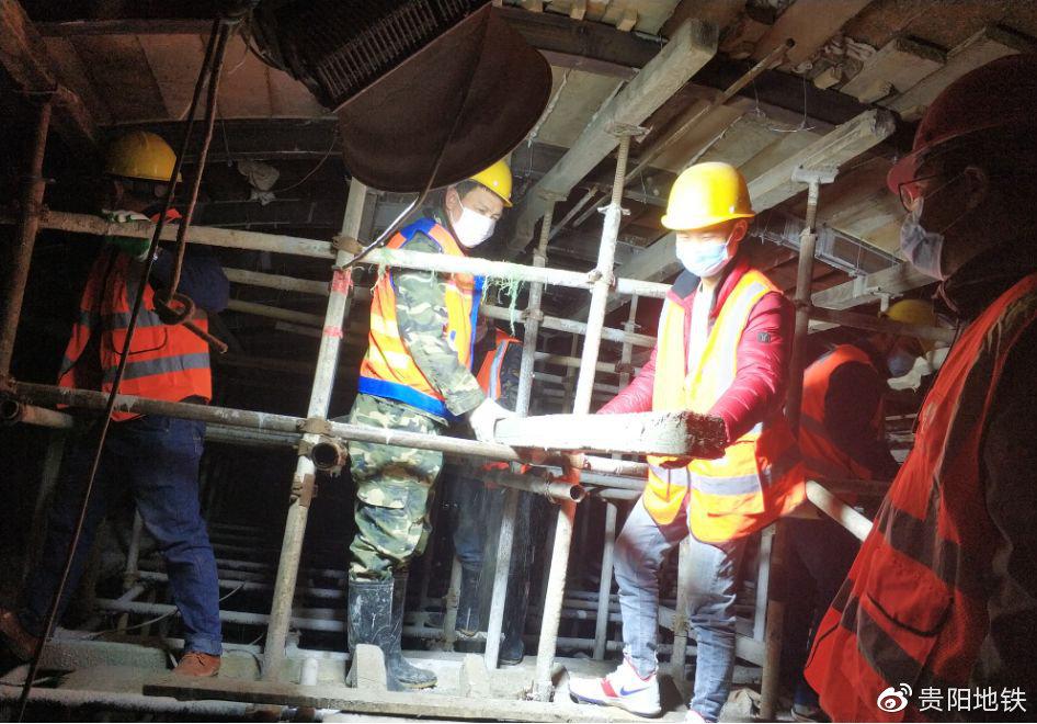 项目施工人员对2号线省医站进行新风道脚手架拆除工作