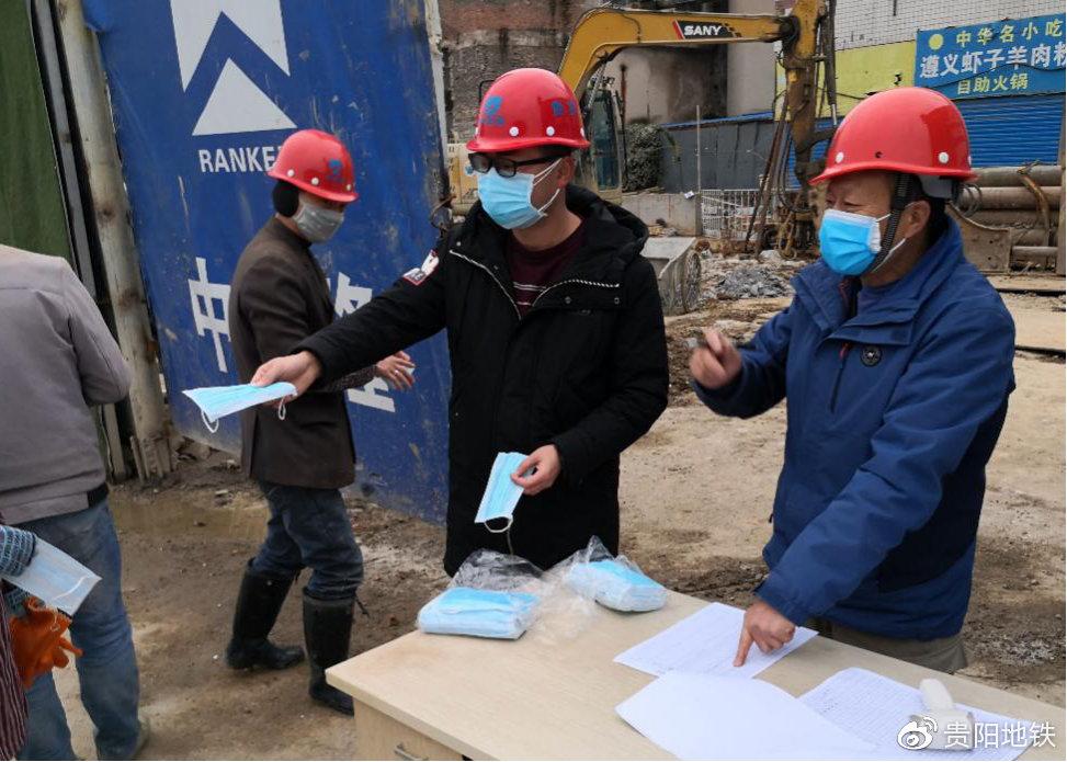 项目部对进出施工场地的人员进行登记、体温检测以及发放口罩