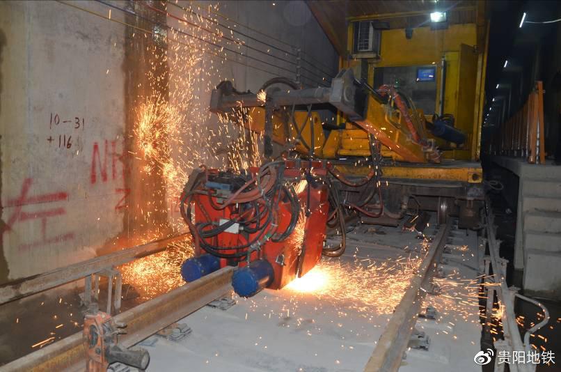 七机路口至茶园村段最后一对钢轨焊接成功