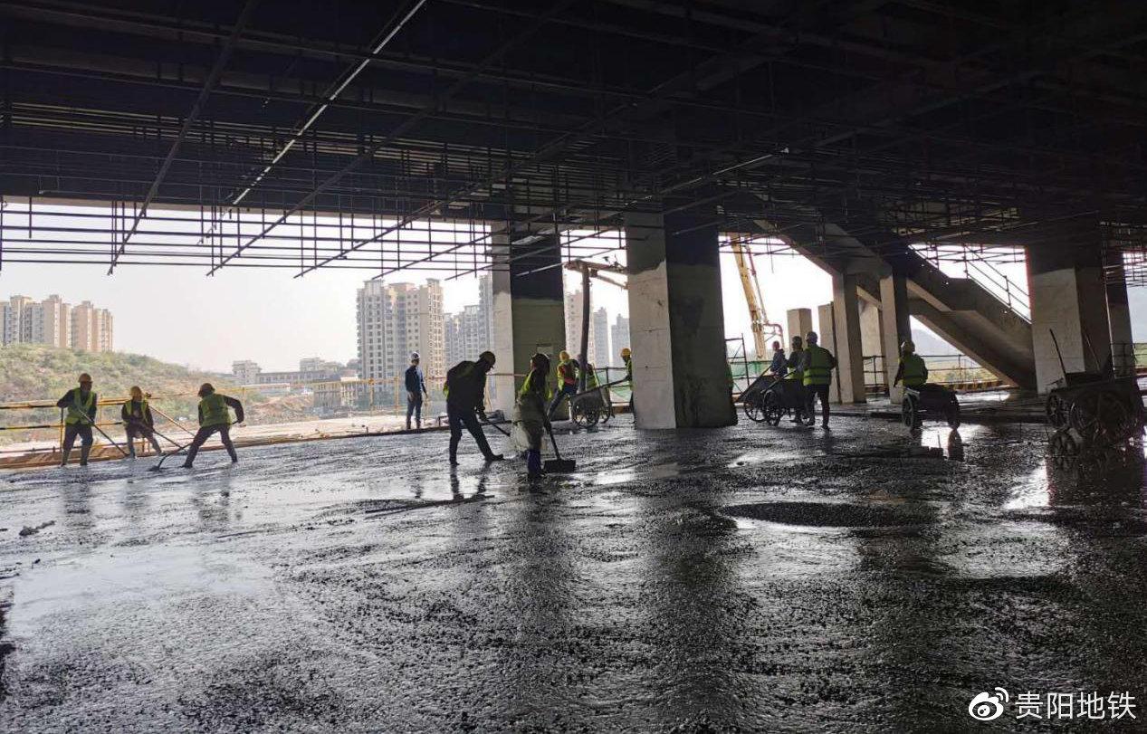 轨道2号线二期水淹坝站站厅层地面施工现场