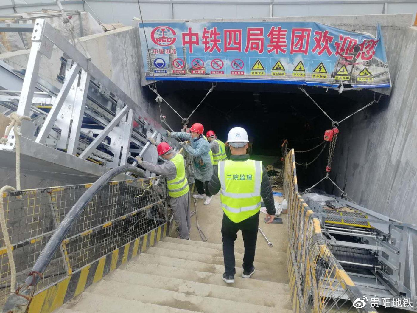 七机路口站3号出入口正在吊装