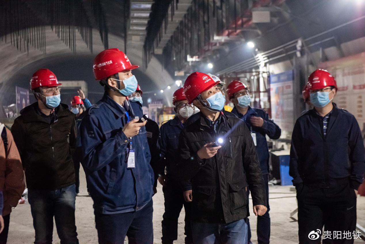 验收组在北京西路站点查看隐蔽工程