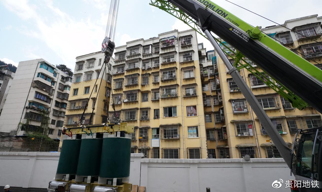 油榨街站SVG变压器设备吊装