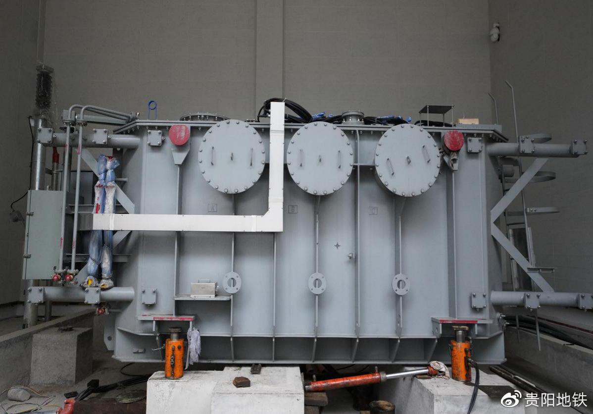 2号主变压器室油浸式有载调压变压器安装完成