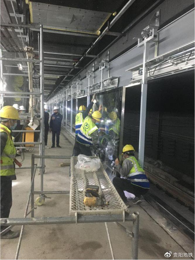 水井坡站站台门门体安装