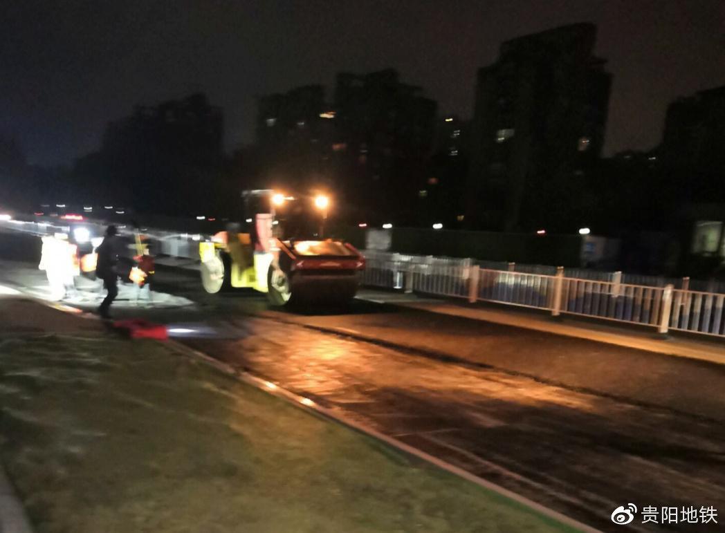 建设者五一期间连夜施工，完成路面沥青摊铺和交通标线施划工作。