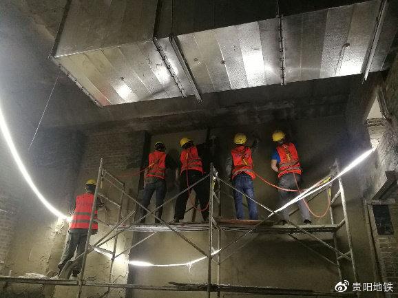 2号线延安路站墙体抹灰作业