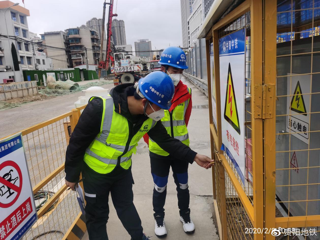轨道3号线施工人员对现场安全情况进行检查