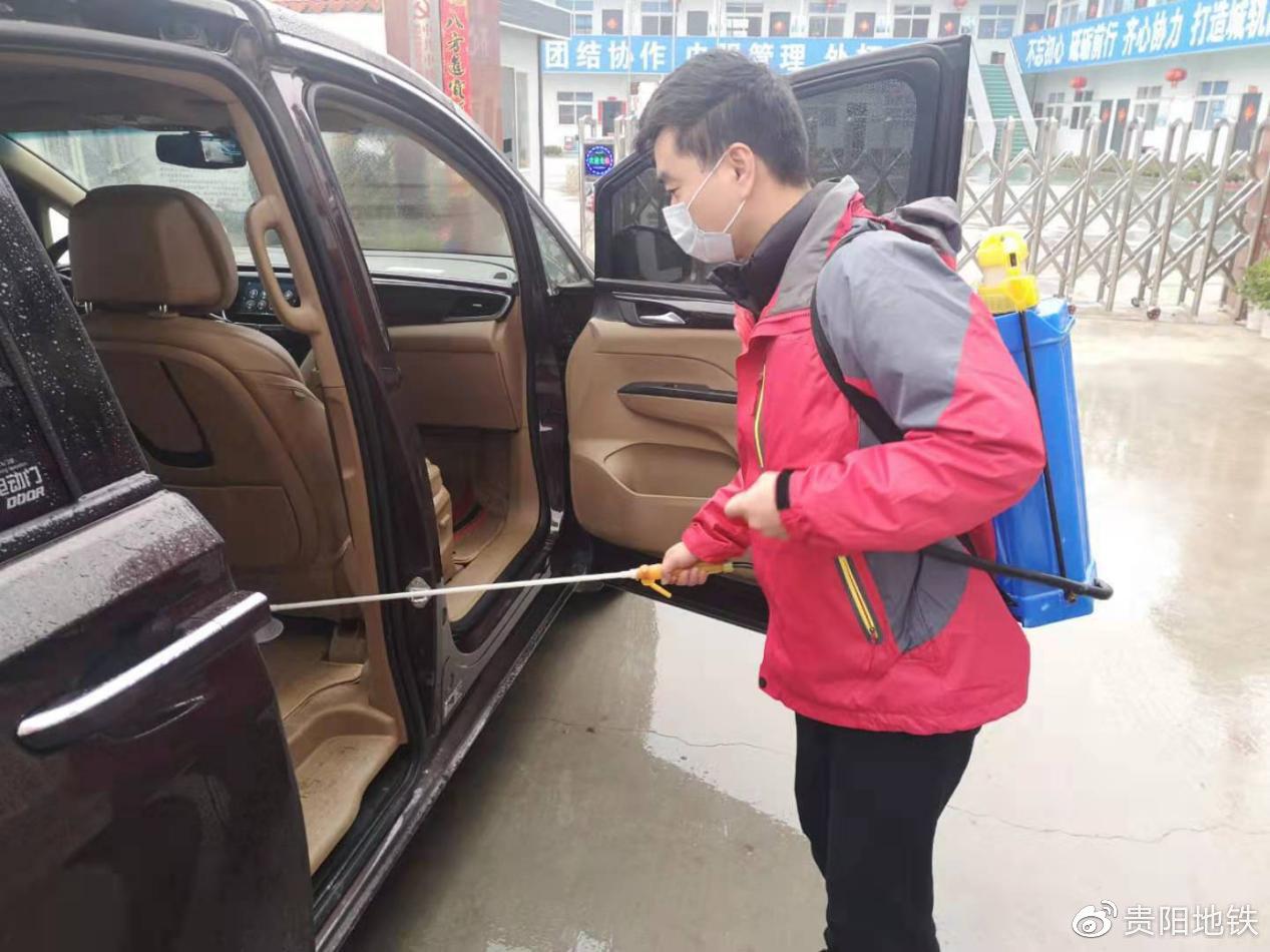 对出入车辆进行全面消毒