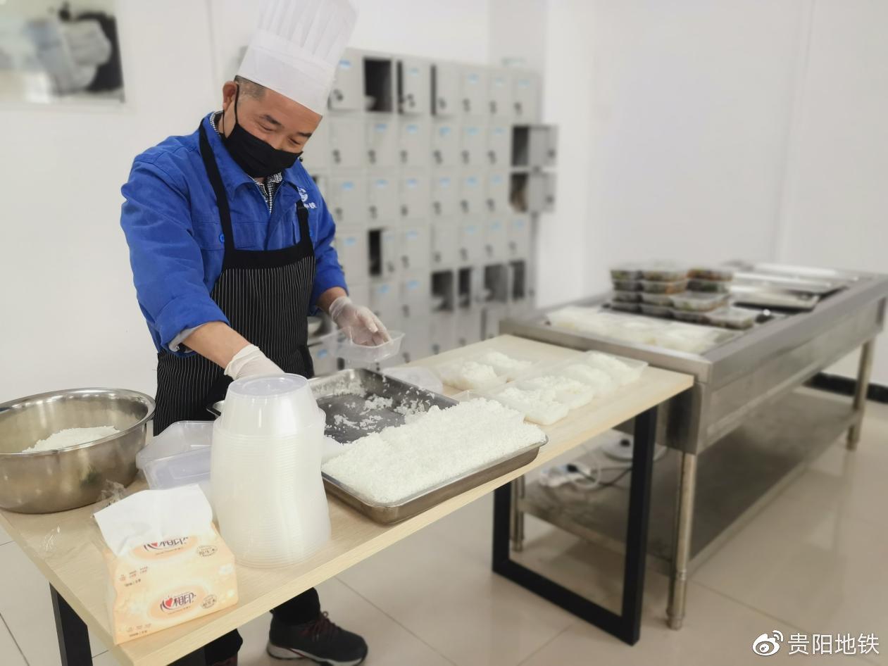 用餐实行统一盒饭打包，各部门分批取餐
