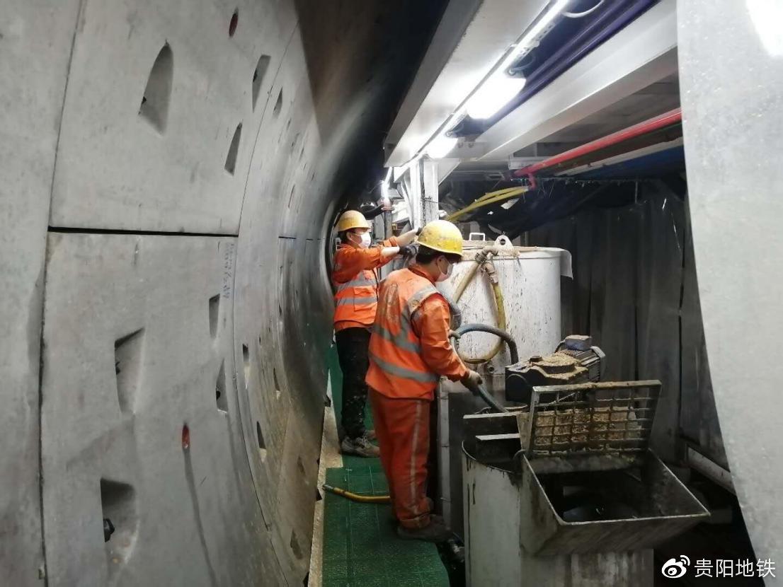 “黔贵号”盾构机在师~东区间左线施工作业