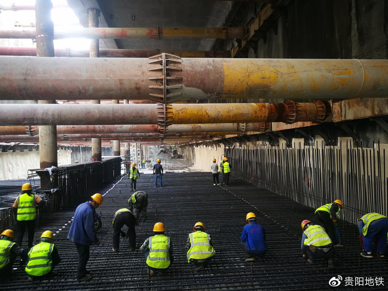 四方河路站第五段底板钢筋绑扎施工现场