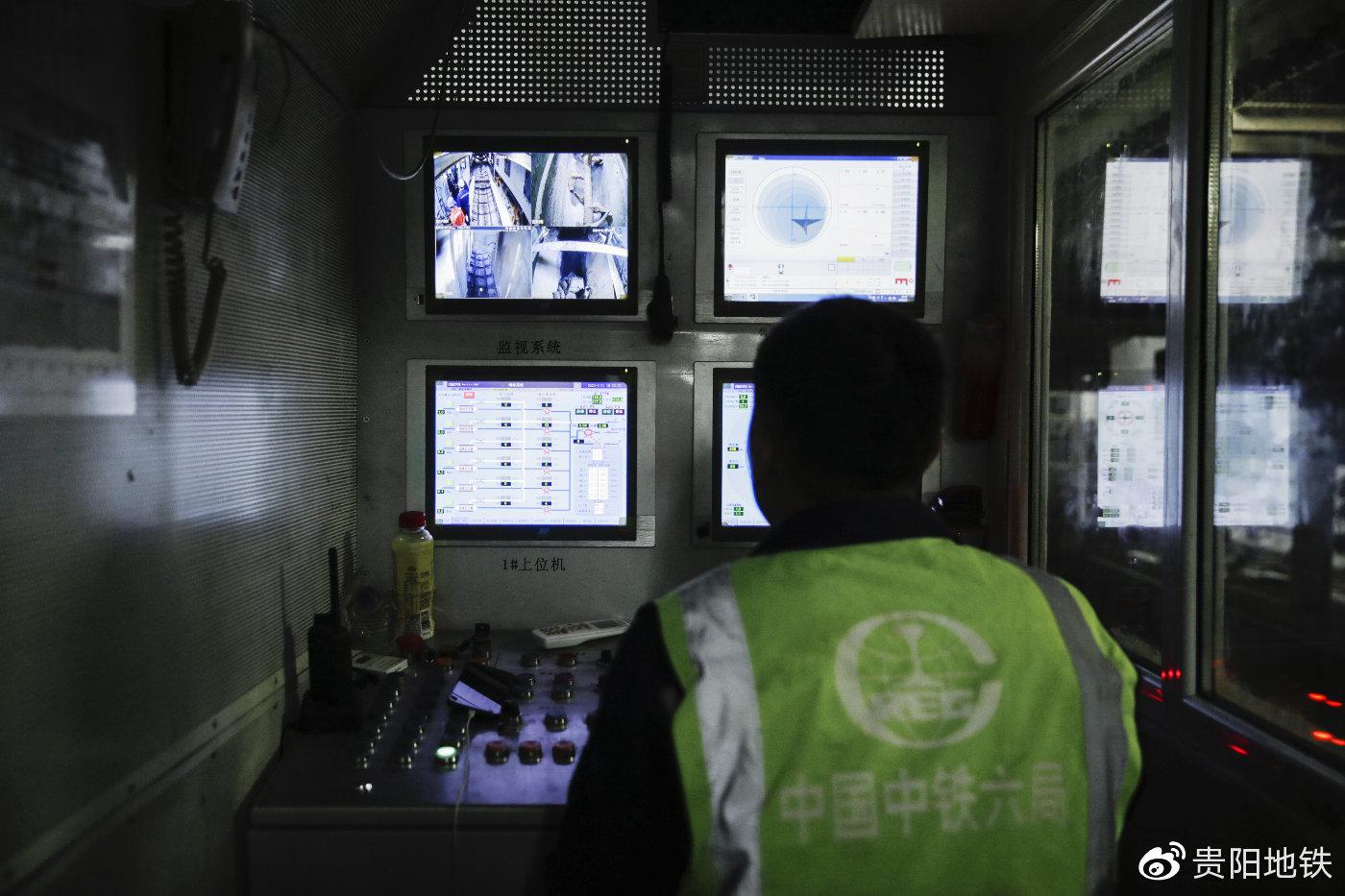 工程师正在操作盾构机前进