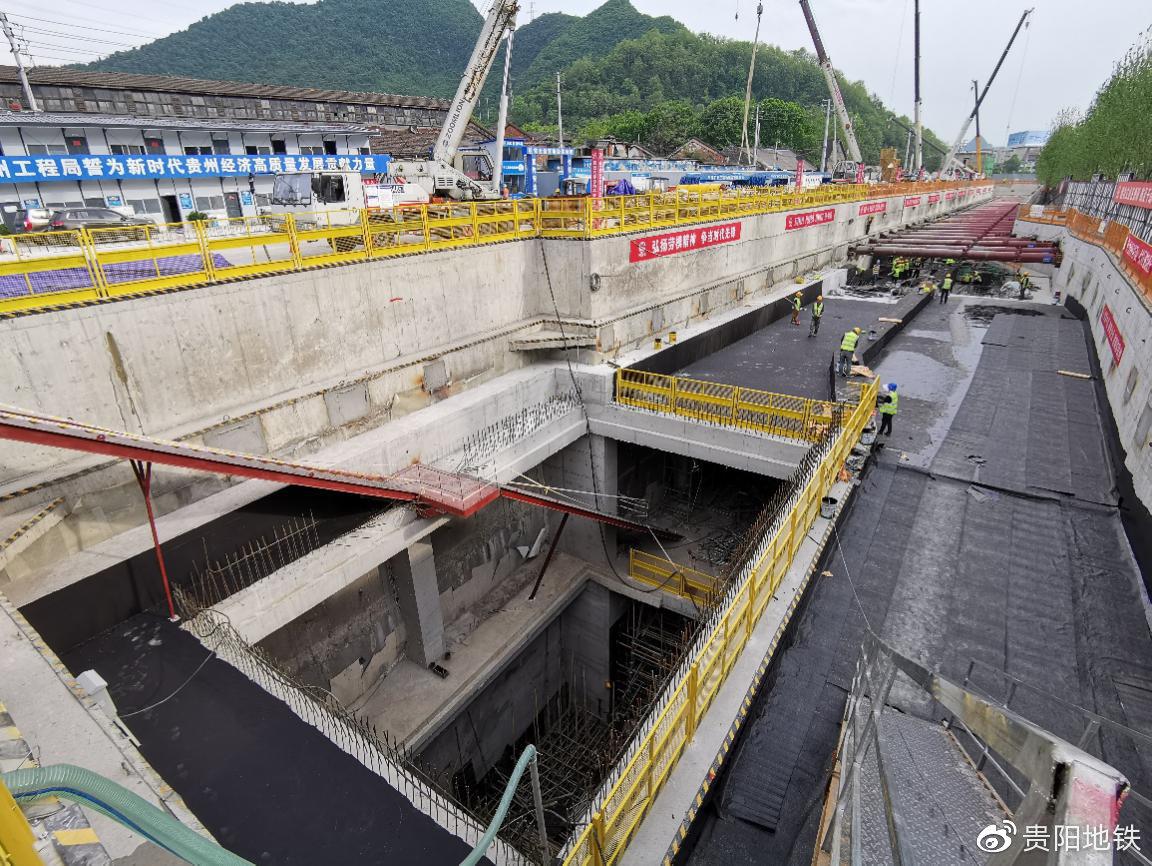 繁忙的四方河路站工地