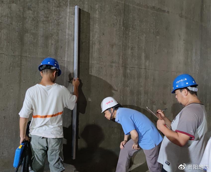 验收组在现场对工程进行勘察