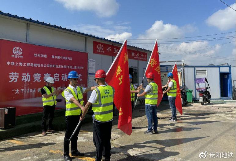 活动现场举行先锋队授旗仪式
