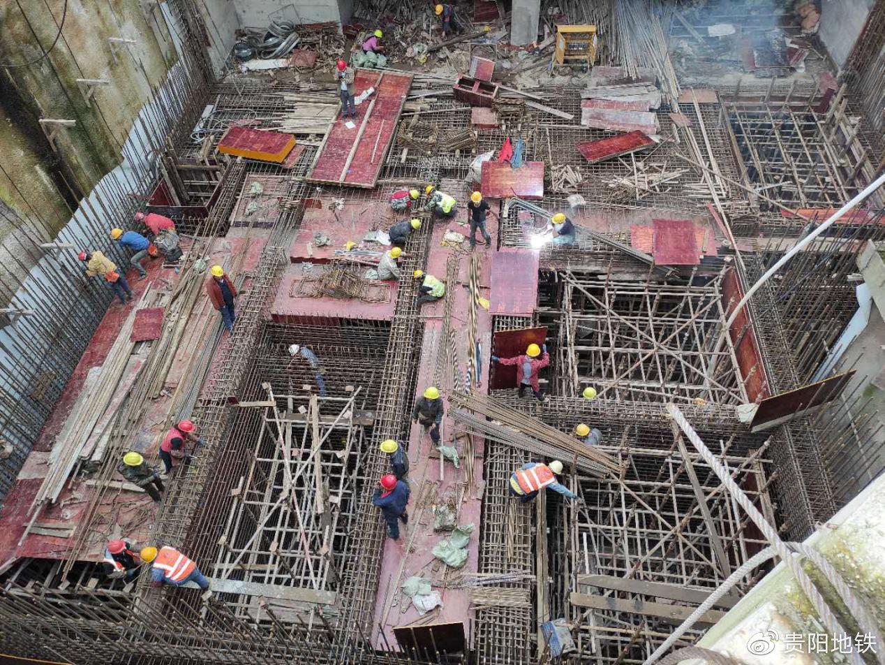 2号线一期北京西路站~三桥站区间风井结构 每日均40余人建设者日夜施工