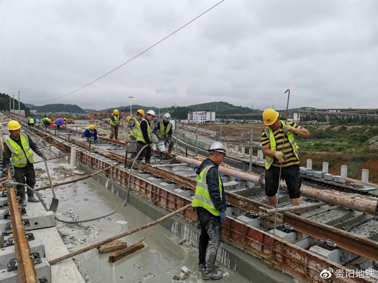 2号线二期水~终区间建设者们正在进行预留线右线混凝土浇筑