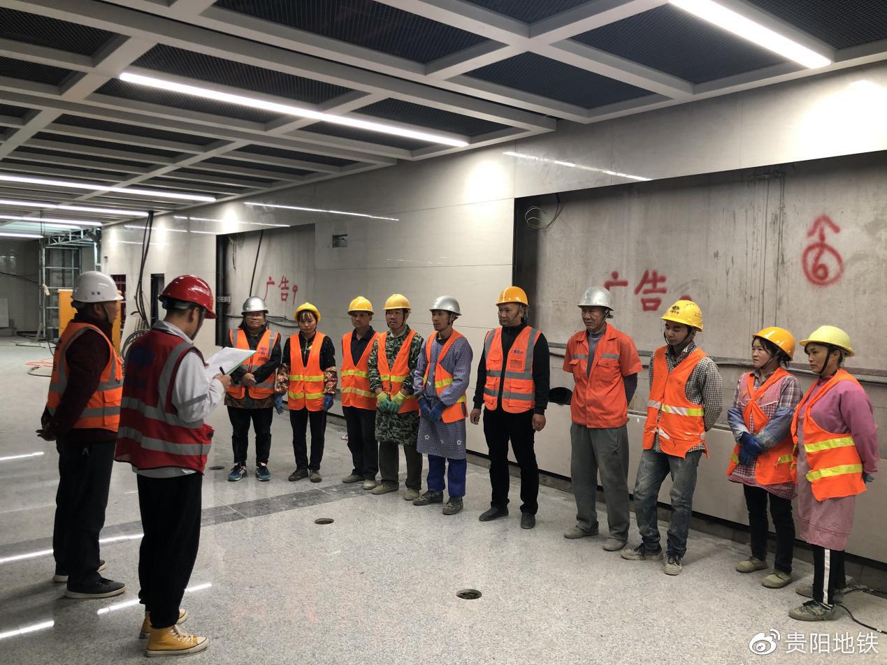 2号线二期装饰工程项目部正在为建设者们开展安全教育
