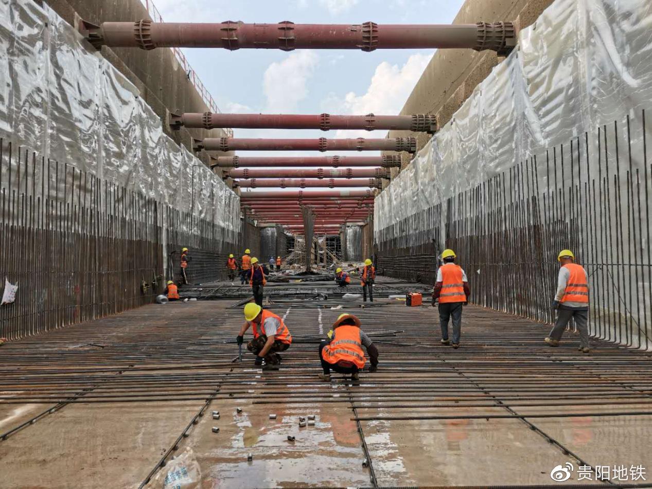 3号线东~洛区间 建设者们正在进行钢筋绑扎